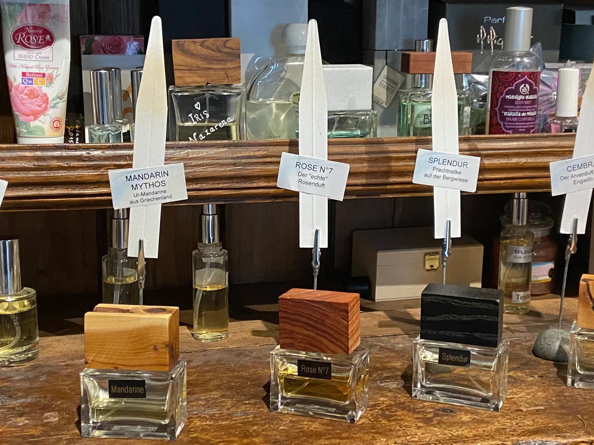 Auf diesem Bild sind einige der Parfüms von Beatrice Bigler zu sehen. Darunter auch «Splendur», das wegen ihrer Zeit auf der Alp entstanden ist. Parfums.